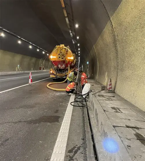 龙岗隧道排水渠清淤